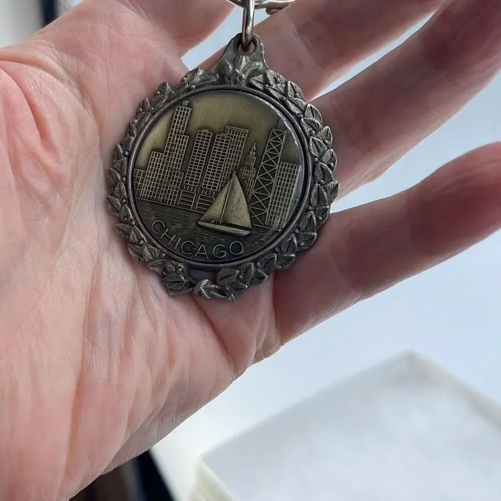 Vintage Chicago lake skyline scene keychain in pewter